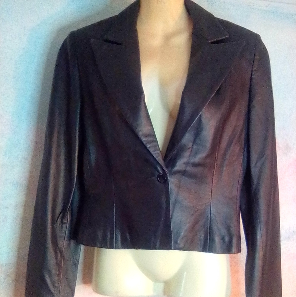 Identify Black Leather size 8, style P576 from Saks fifth avenue